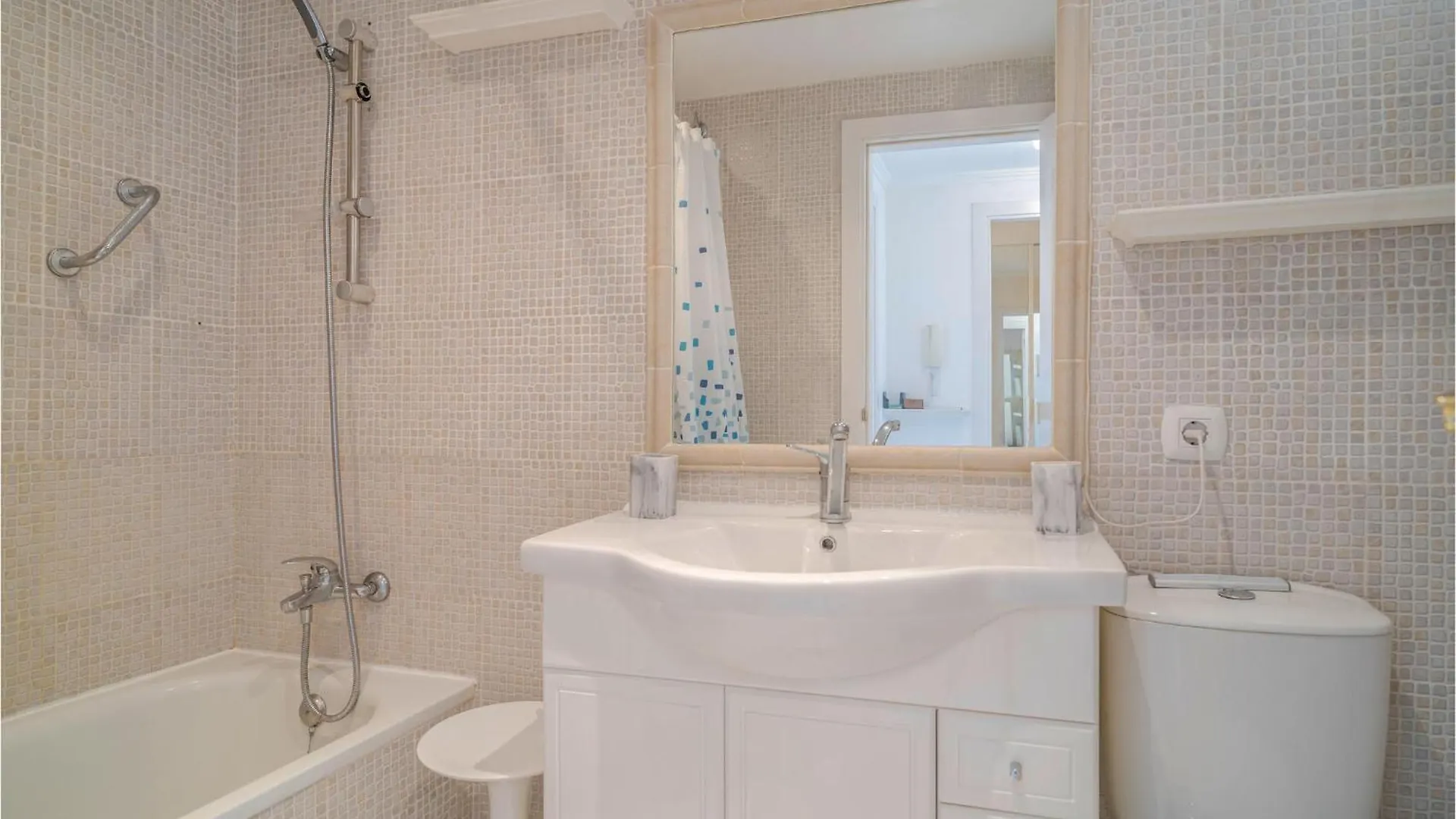 2 Bedroom Lovely Apartment In Roquetas De Mar