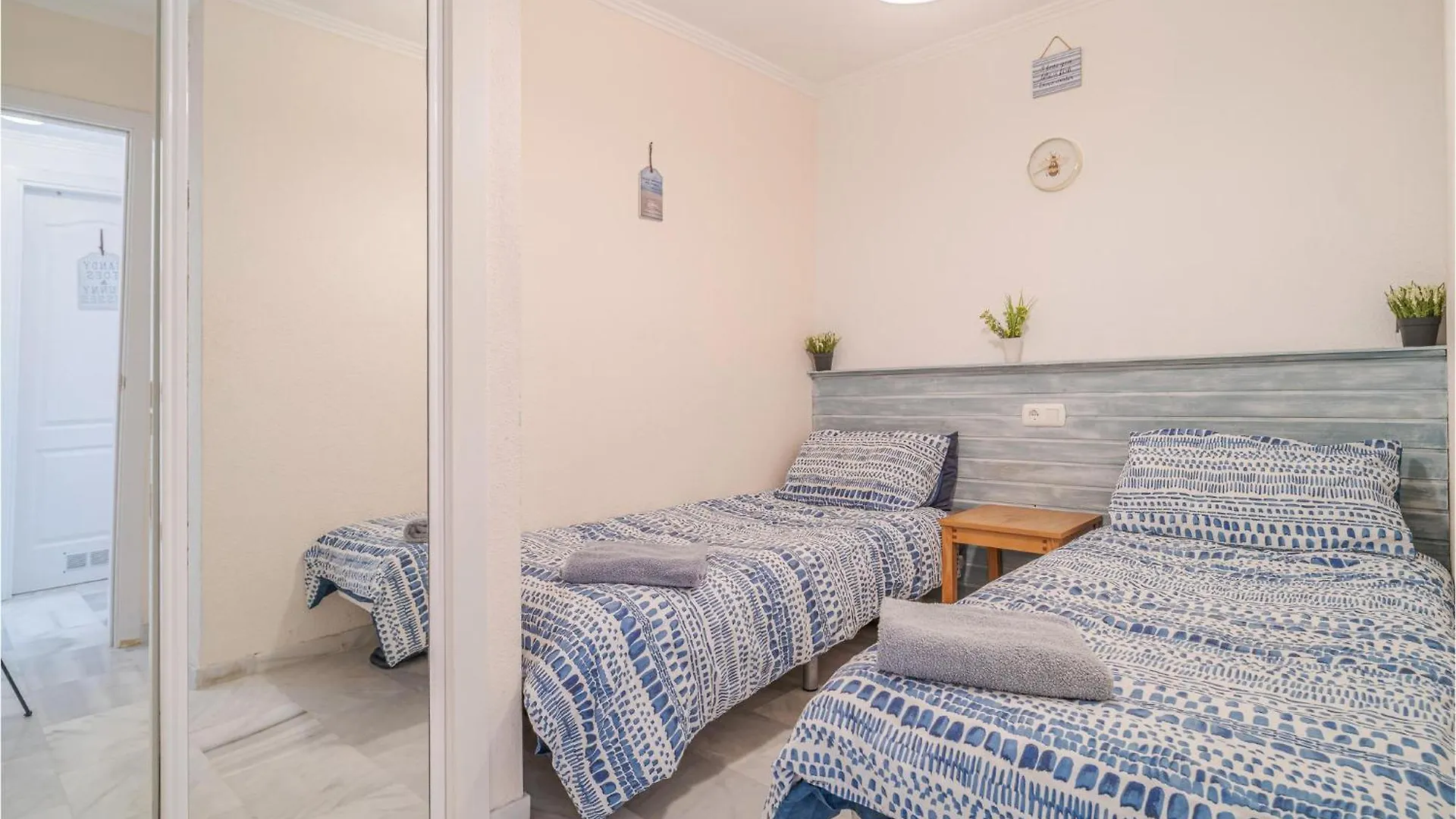 2 Bedroom Lovely Apartment In Roquetas De Mar 0*,